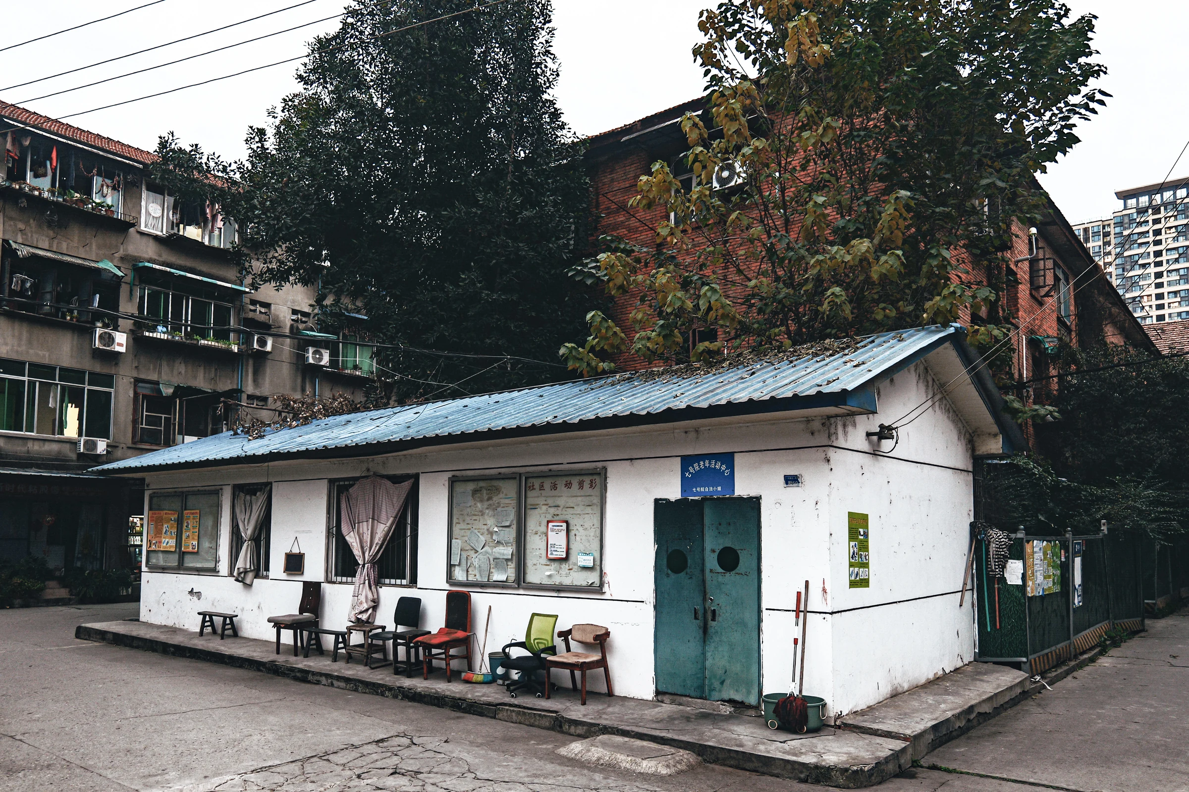 住宅之间的白色小屋