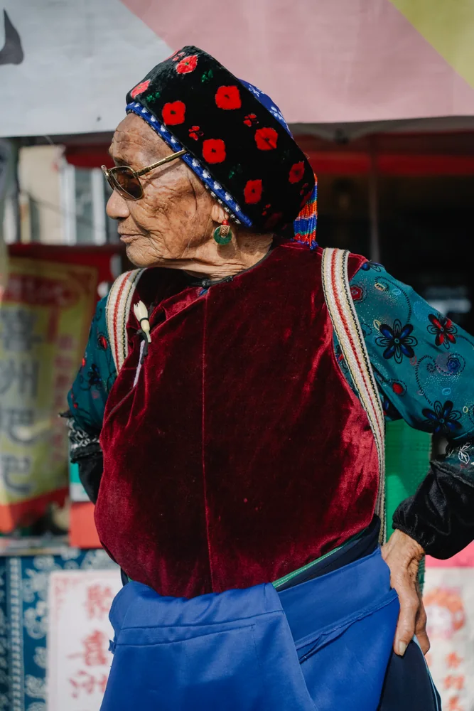 红衣与花纹头巾