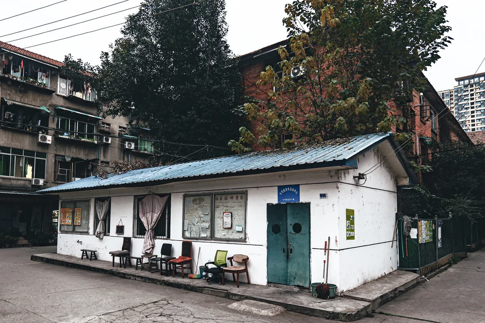 住宅之间的白色小屋